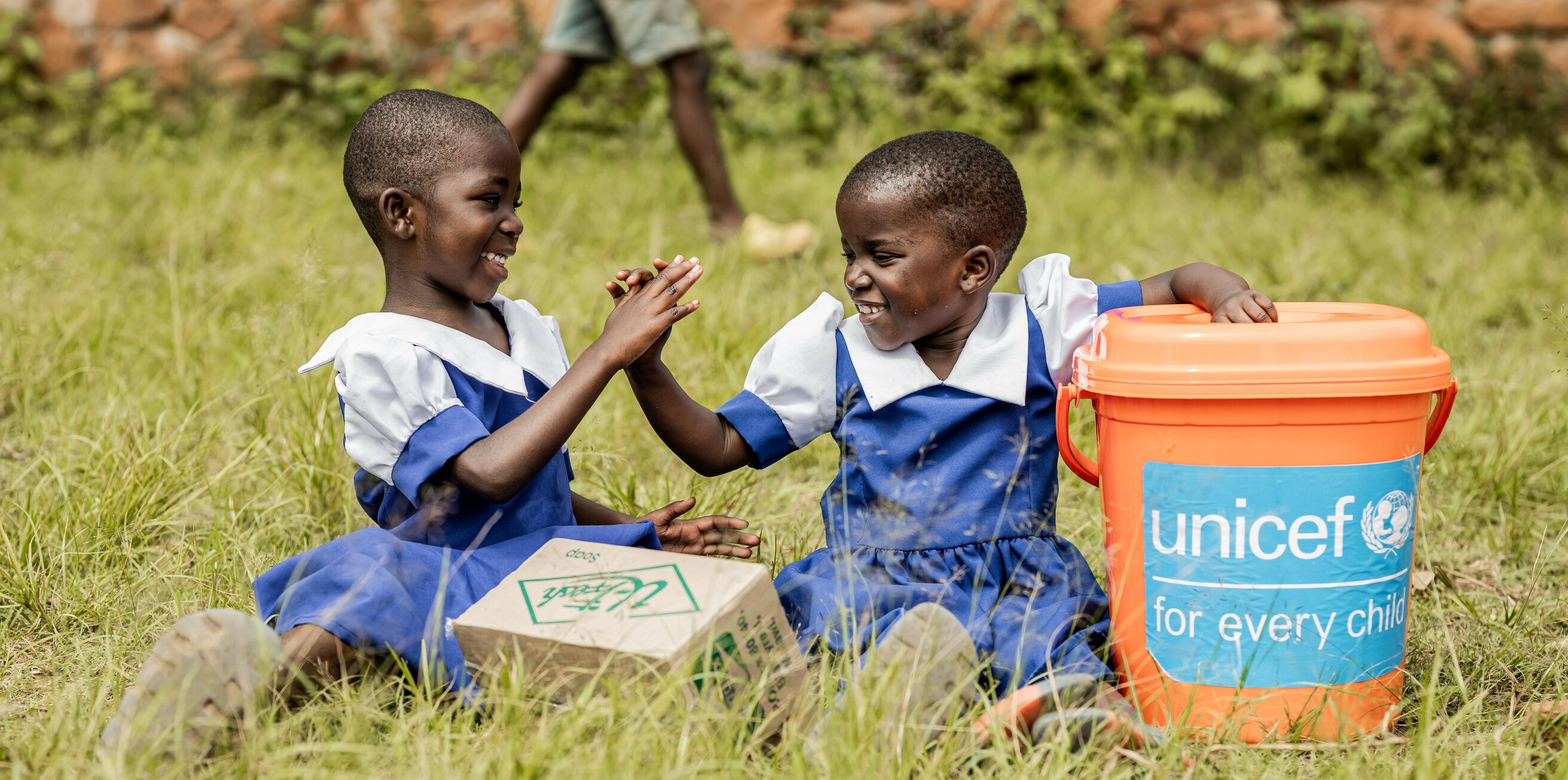 Studenten an der Namatamba Schule bekommen Schul Materialien von UNICEF