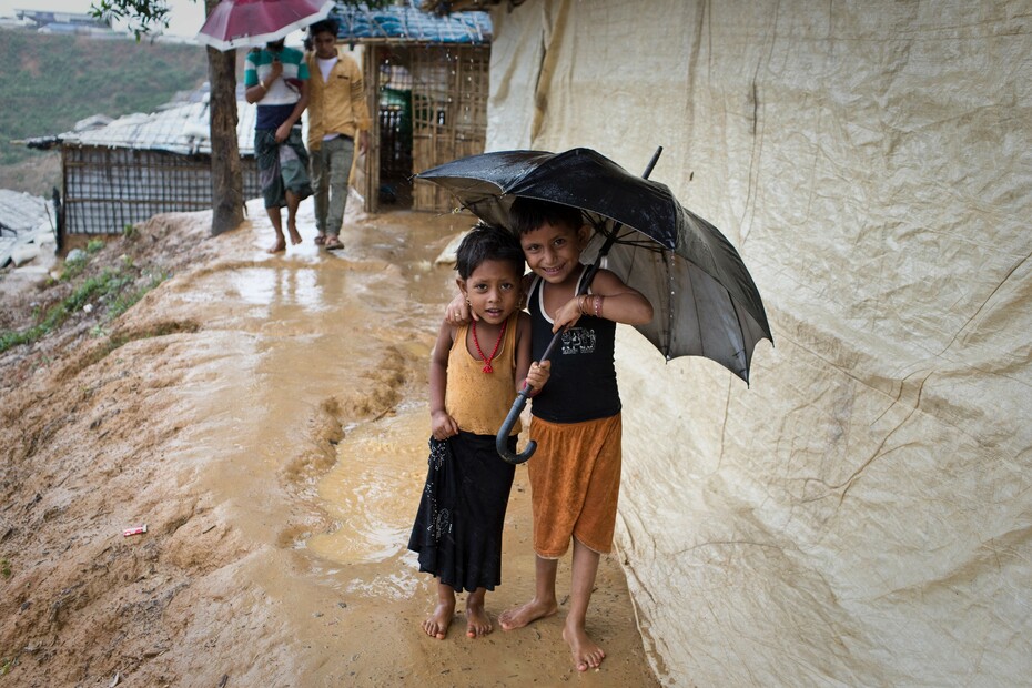 Kinder mit Regenschirm Bangladesch