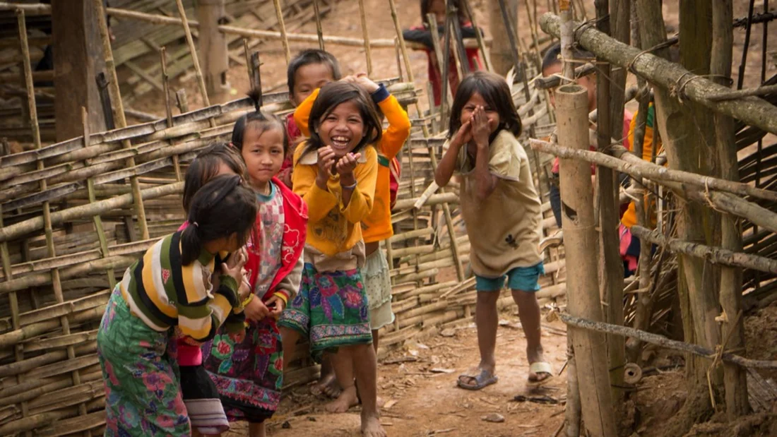 Laos Kinder helfen Kindern