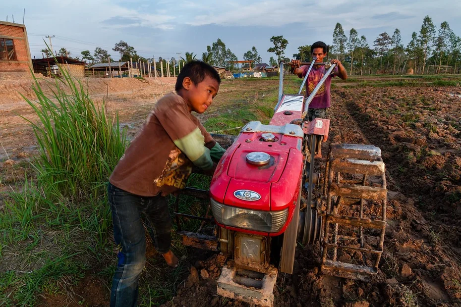 Laos Kinder helfen Kindern