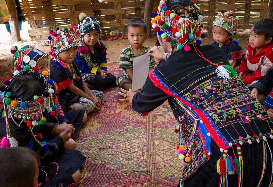Laos Kinder helfen Kindern