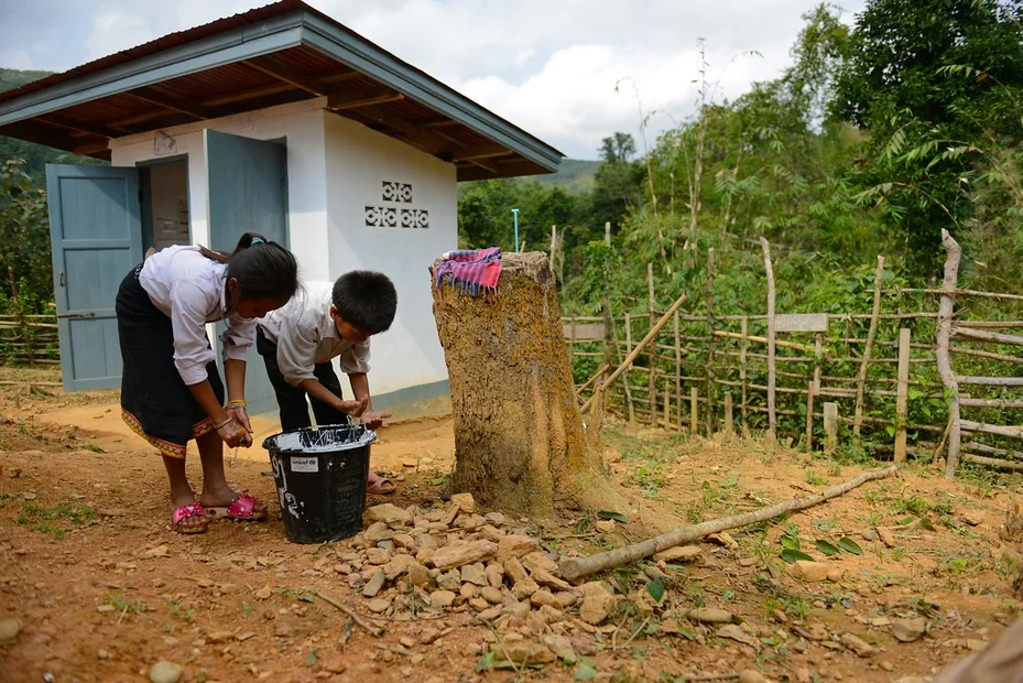 Laos Kinder helfen Kindern