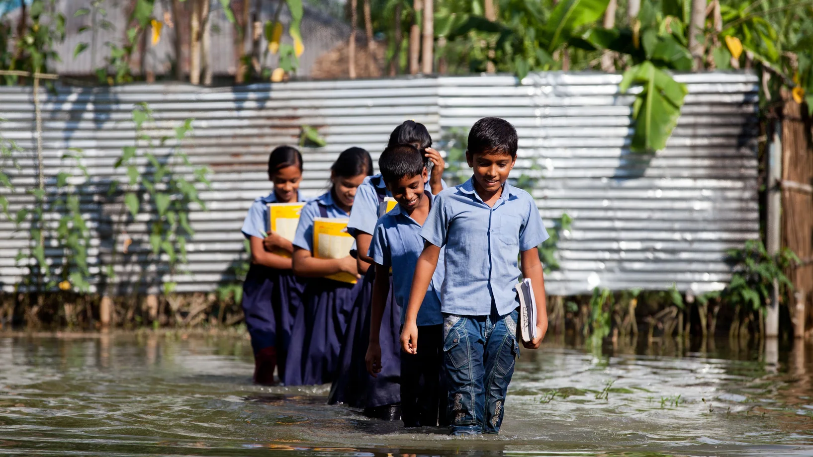 Weg zur Schule Bangladesch Jungs