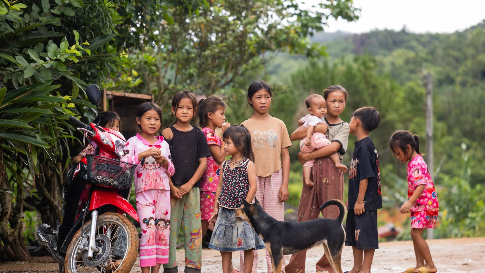 Kinder in Laos